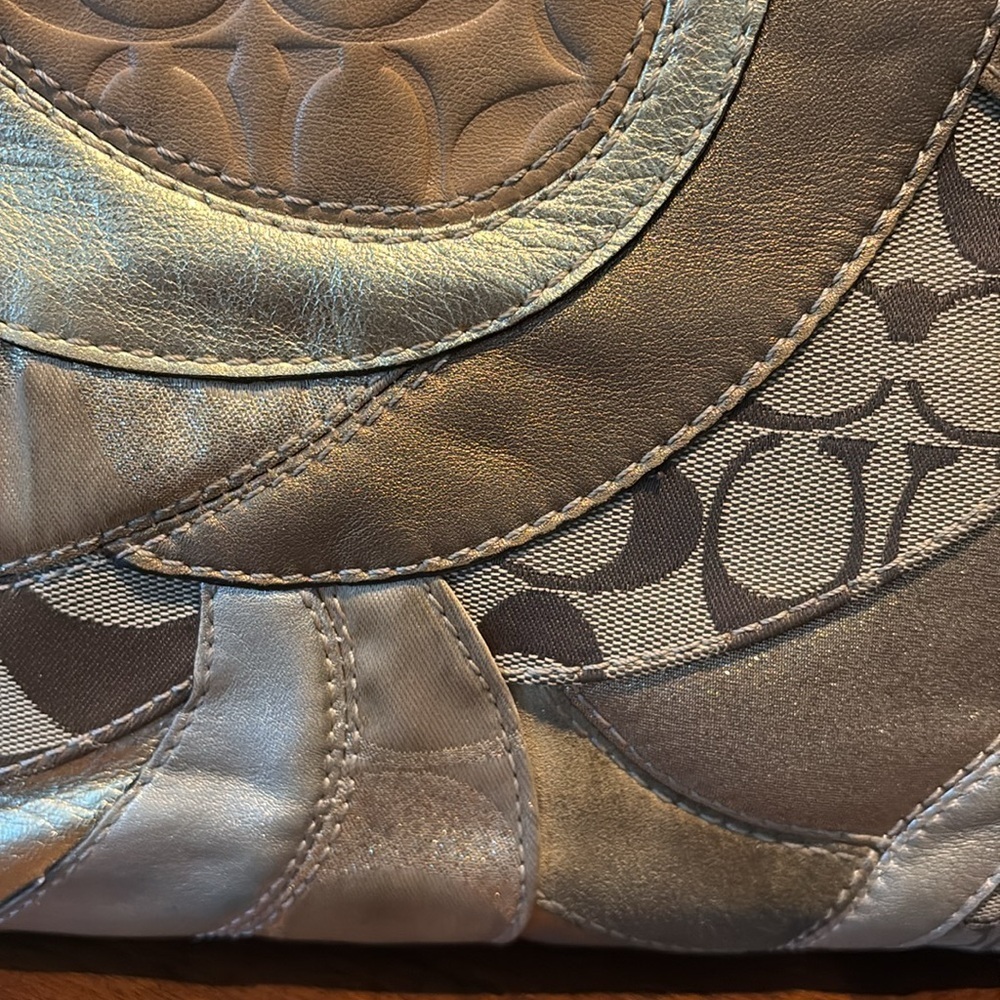 Coach Vintage Patchwork shoulder bag gold metallic leathers & monogram canvas - Picture 12 of 17